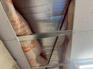 事務所の天井裏に遮熱シートを張る