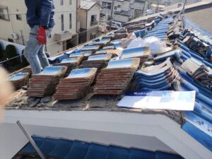 かわらをはがし進めている