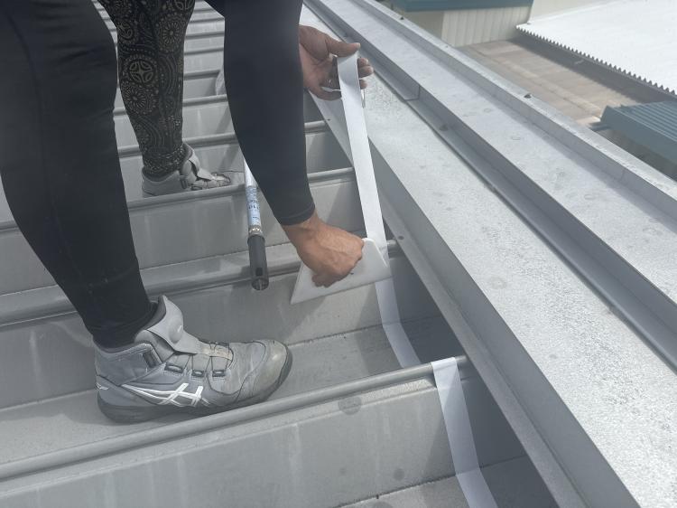 折半屋根への両面テープ貼り
