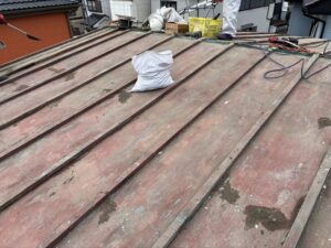 かわらUをはがした後のトタン屋根
