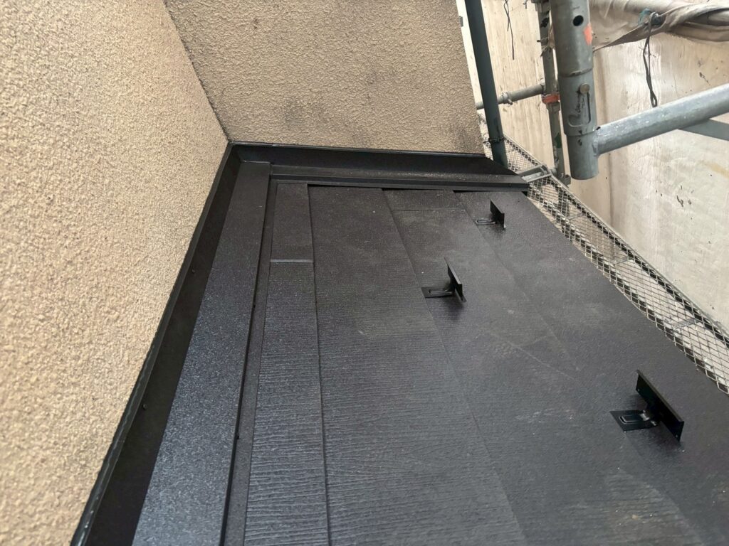 スーパーガルテクト下屋根仕上がり