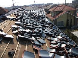 地震で崩れた和瓦