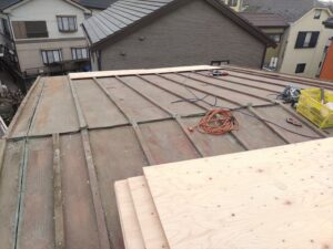野地板合板を積んだトタン屋根