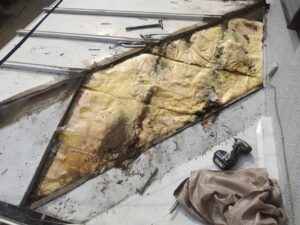 腐食したトタン屋根の下地