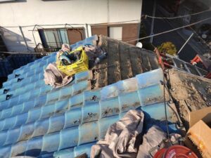半分の面の瓦を解体した屋根