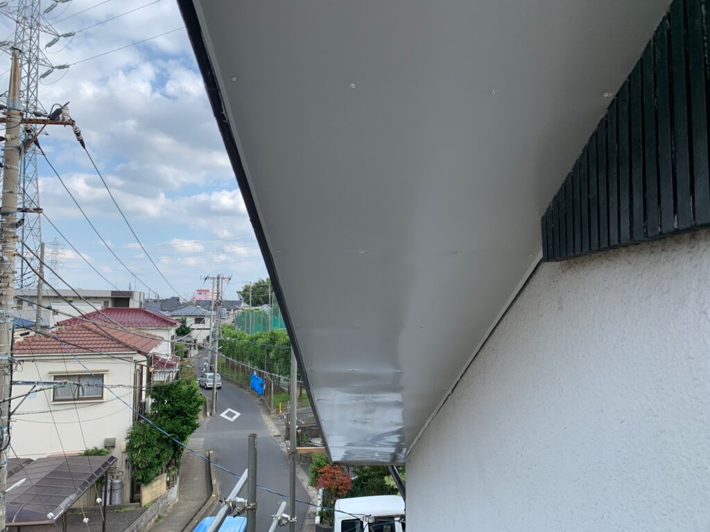 軒天に加工したガルバリウム鋼板を張る