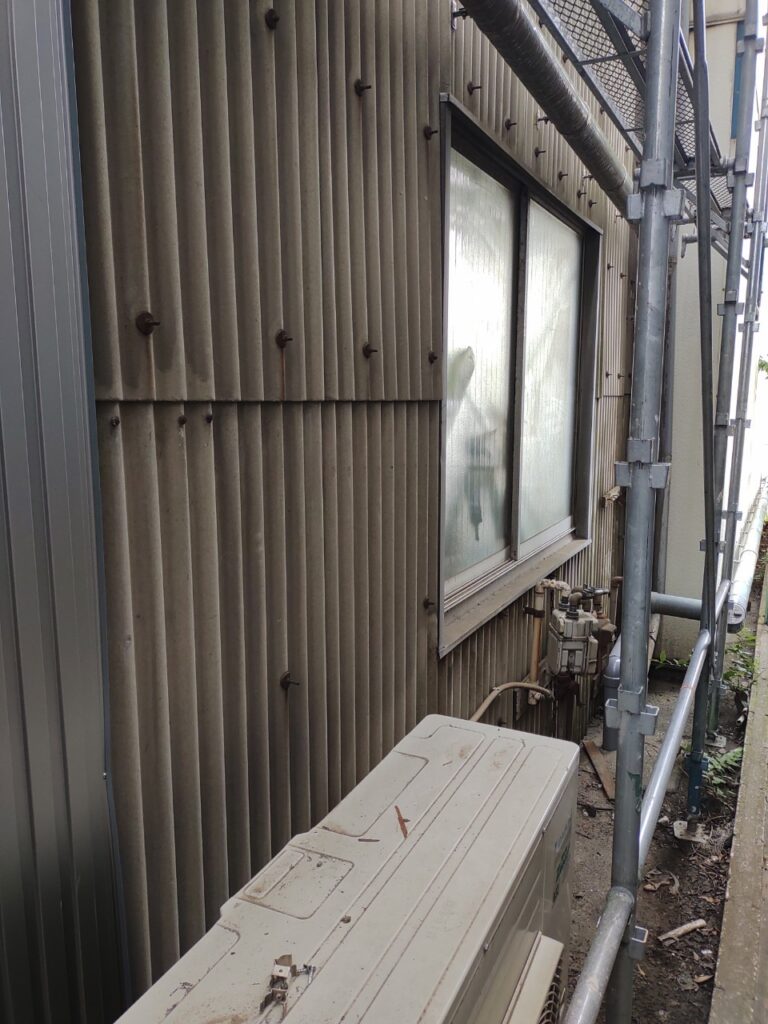 スレート外壁の倉庫