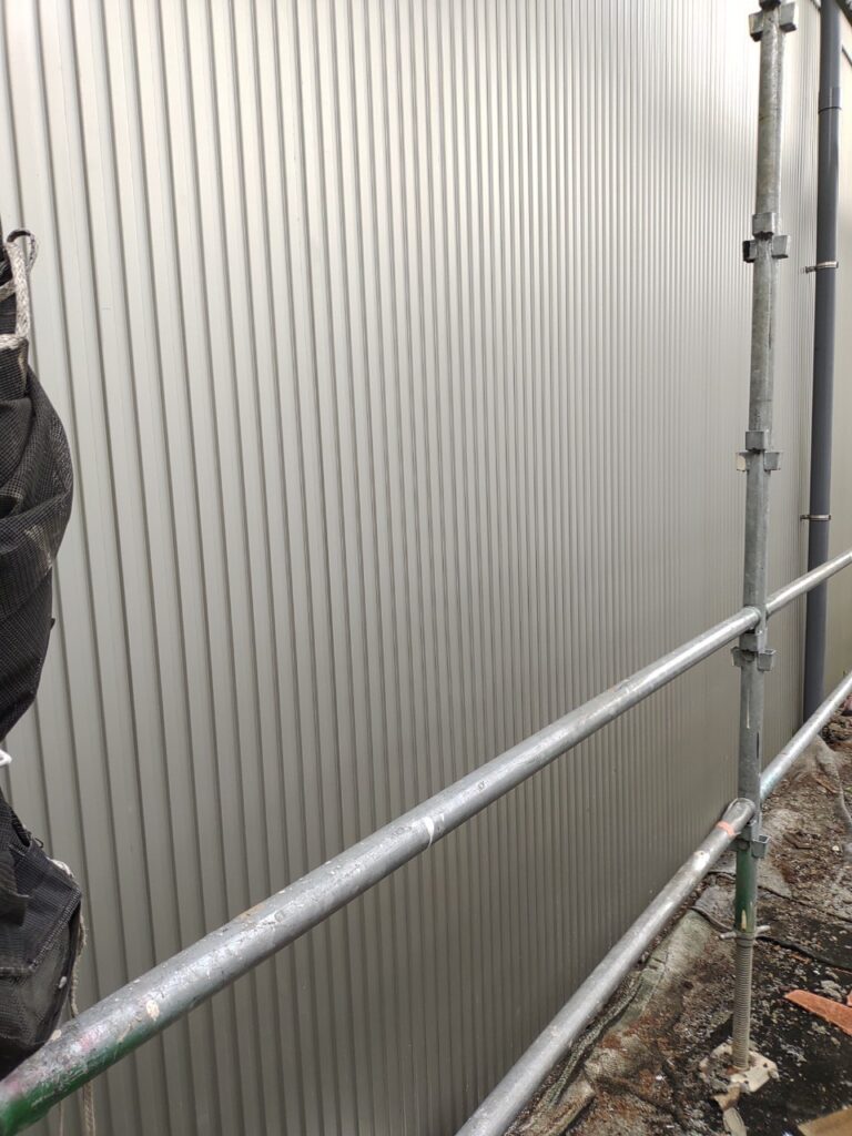 金属サイディングを張った工場