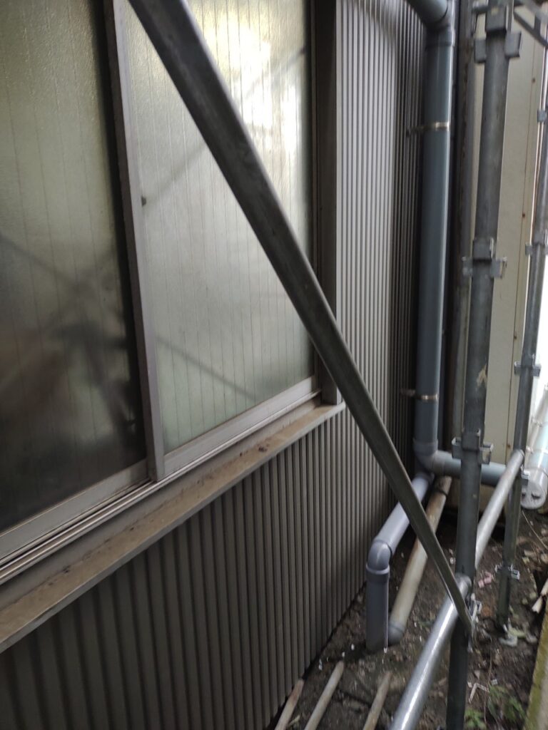 サイディングを張った倉庫