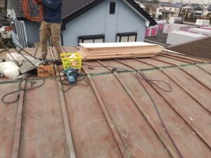 野地板を張る前のトタン屋根