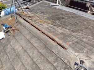 貫板を外したコロニアル屋根の棟