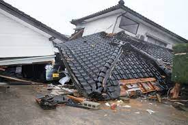 地震で崩れた瓦屋根の家