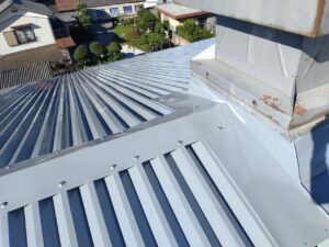 棟板金を取り付けたスレッシュルーフ