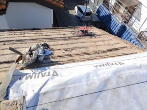 瓦をはがした後掃除した屋根