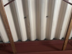 折板屋根の裏側