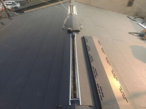 材料を葺きあげて棟を取り付ける