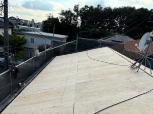 屋根改修工事の野地板張り