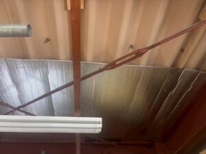 屋根裏に遮熱シート張