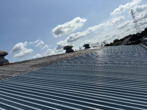 大波スレート屋根カバー工法施工中