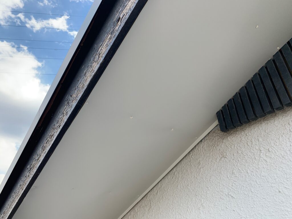 軒裏天井に板金を張る