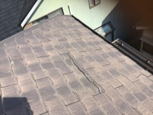 剥がれ落ちそうなコロニアル屋根