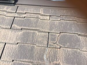 ひびの入ったコロニアル屋根