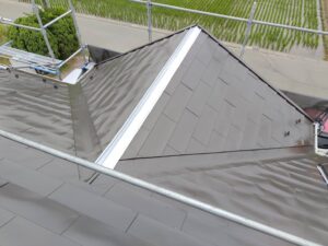 急勾配屋根の棟下地取付