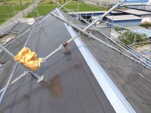 急勾配屋根の棟下地取付