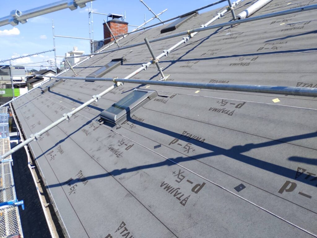 急勾配屋根にルーフィングを張った屋根