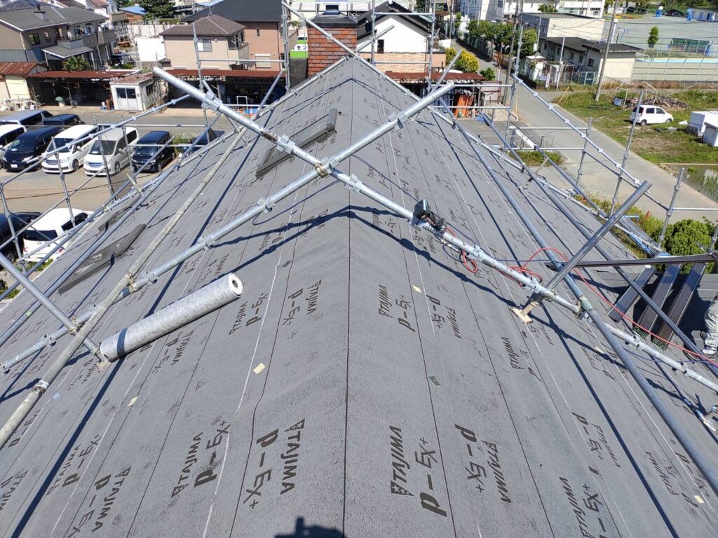 急勾配屋根にルーフィングを張った屋根