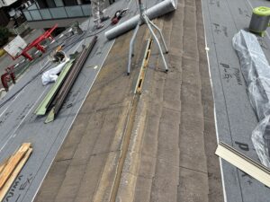 換気棟の開口とルーフィング張の様子