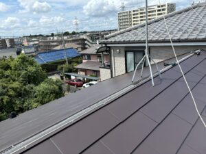 棟まで屋根材を葺きました