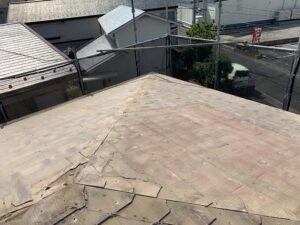かわらUをはがし終え、元のスレート屋根の写真