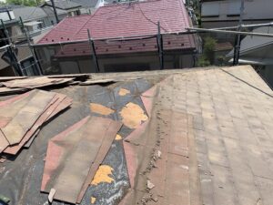 古いスレート屋根を撤去する写真