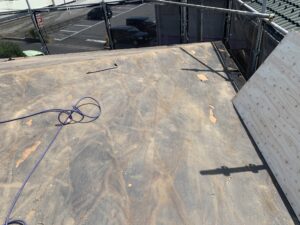 古い屋根をはがした後、掃除して野地板を張る前の写真