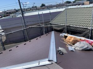 屋根にガルバリウム鋼板塗根下地を取り付けた写真