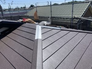 棟板金を取り付ける写真