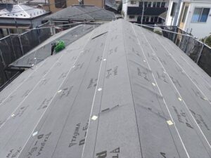 コロニアルの屋根にルーフィングを張った屋根