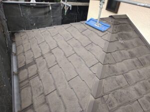 玄関上のコロニアル下屋根