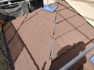 クラシックタイルを葺き終えた屋根