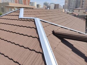 クラシックタイルにガルバリウム鋼板製の棟下地