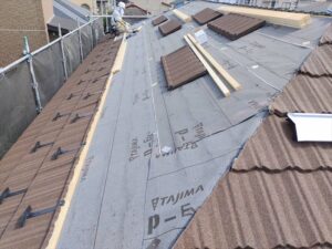 クラシックタイル施工中の屋根