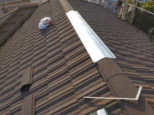 換気棟のガルバリウム鋼板下地を付ける