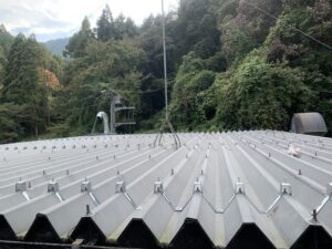 折板屋根に二重葺き用タイトフレーム取り付け