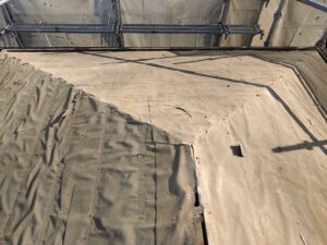 掃除をした瓦屋根の撤去後