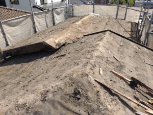 瓦桟木撤去後、清掃