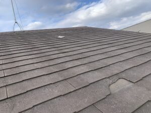 ひび割れたスレート屋根