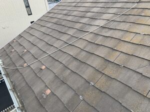 塗装が剥がれたスレート屋根