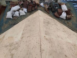 屋根に野地板合板を張る