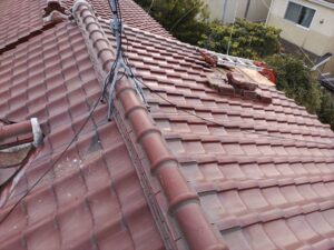 瓦を一部ハガシてハシゴの機械を設置